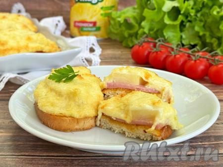 Бутерброды с ананасом, ветчиной и сыром в духовке