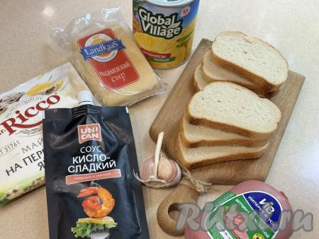 Подготовить продукты для приготовления бутербродов с ананасом, ветчиной и сыром в духовке. Для смазывания бутербродов перед запеканием я купила кисло-сладкий соус, он продаётся во многих продуктовых магазинах, при желании его можно заменить на майонез или кетчуп.