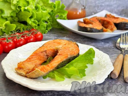 Переложить запечённые стейки форели из чаши аэрогриля на тарелку и в горячем виде подать к столу, дополнив любимым гарниром или свежими овощами. Готовится рыбка по этому рецепту и просто, и быстро, нужно лишь предварительно полностью разморозить её, и тогда отменный результат гарантирован!