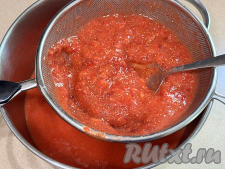 Взять кастрюлю с толстым дном, в которой будете варить желе. Поверх этой кастрюли поставить сито. Частями выкладывая в сито клубничное пюре, перетереть ягодную массу через сито с помощью столовой ложки.
