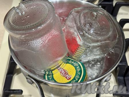 Пока варится клубничное пюре, нужно вымыть банки (я взяла банки объёмом 350 миллилитров, 200 миллилитров и 150 миллилитров), простерилизовать любым удобным способом (я стерилизовала банки над паром). Крышки прокипятить в течение 3 минут с момента закипания воды. Простерилизованные банки прикрыть прокипячёнными крышками и оставить на время, пока доваривается желе из клубники.