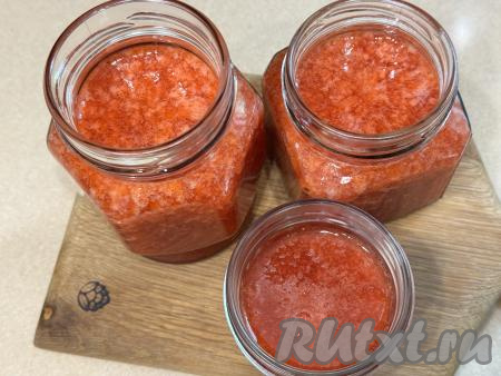Снять кастрюлю с огня, сразу разложить яркое, ароматное горячее клубничное желе по стерильным банкам, закрутить (или закатать) прокипячёнными крышками. Не переворачивая банки, укутать в одеяло и оставить до полного остывания, а затем переставить на хранение до зимы в тёмное прохладное место. Из предложенного количества ингредиентов у меня получились 700 миллилитров желе из клубники с агар-агаром.