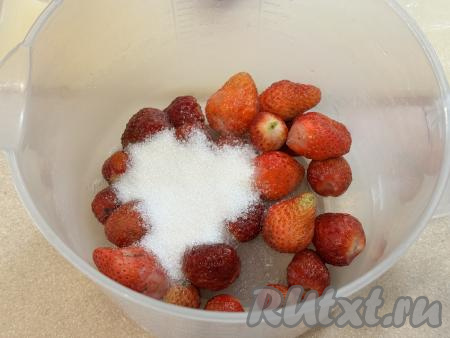 В чашу для пюрирования с клубникой всыпать сахар.