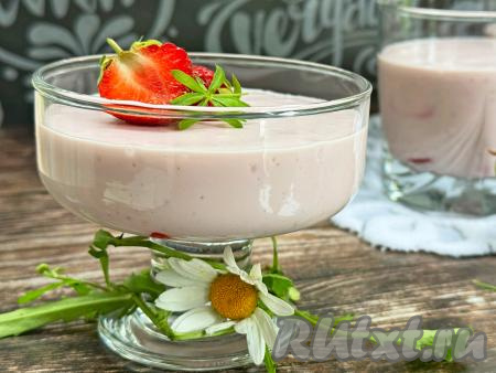 После застывания суфле, приготовленное из творога, клубники и желатина, подать к столу. Этот нежный, аппетитный творожно-клубничный десерт просто тает во рту!