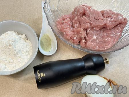 Подготовить продукты для приготовления пельменей без лепки и раскатки теста. Мясной фарш можно приготовить в домашних условиях, пропустив кусочки любого мяса (я взяла свинину) через мясорубку, можно использовать и покупной фарш.&nbsp;