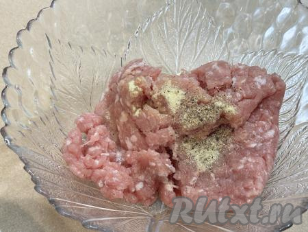 Мясной фарш выложить в глубокую миску, всыпать соль и чёрный молотый перец по вкусу.