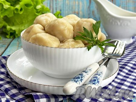 Переложить вкусные, нежные пельмени на тарелку и сразу подать к столу, дополнив сметаной или любимым соусом.