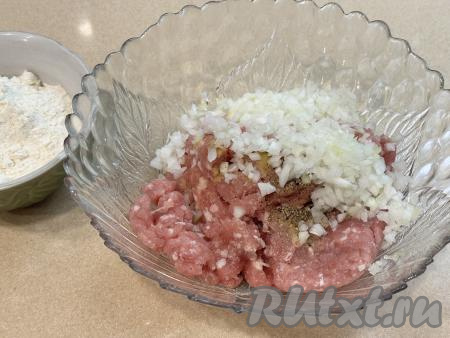 В миску с фаршем добавить мелко нарезанный (или пропущенный через мясорубку) очищенный лук.
