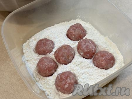 Затем мокрые мясные шарики выложить в лоток с мукой.