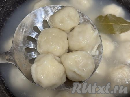 С помощью шумовки достать готовые пельмени из кастрюли.