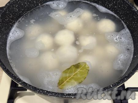 В кастрюлю с закипевшей водой выложить пельмени, дать ещё раз воде закипеть, немного уменьшить огонь. Варить пельмени с момента всплытия 5 минут.