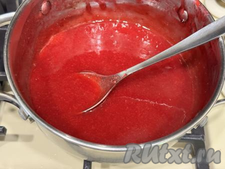 Иногда перемешивая, довести соус из красной смородины до кипения, уменьшить огонь до минимума. Снимая с поверхности пену и время от времени перемешивая, проварить соус 2 минуты.&nbsp;
