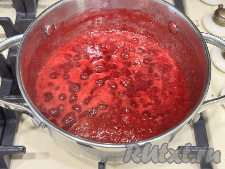 Периодически перемешивая, довести ягодную массу до кипения, убавить огонь до минимума и варить, иногда помешивая, 20 минут. Пока варится ягодная масса простерилизовать любым удобным способом банку объёмом 200 миллилитров (я простерилизовала над паром), прокипятить крышку в течение 3 минут с момента закипания воды.