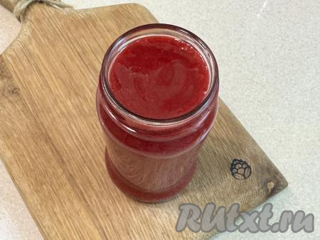 Убрать кастрюлю с соусом из красной смородины и чеснока с огня, сразу выложить в подготовленную простерилизованную банку, закрутить (или закатать) прокипячённой крышкой. Из предложенного количества ингредиентов получается 200 миллилитров отличного ягодного соуса.