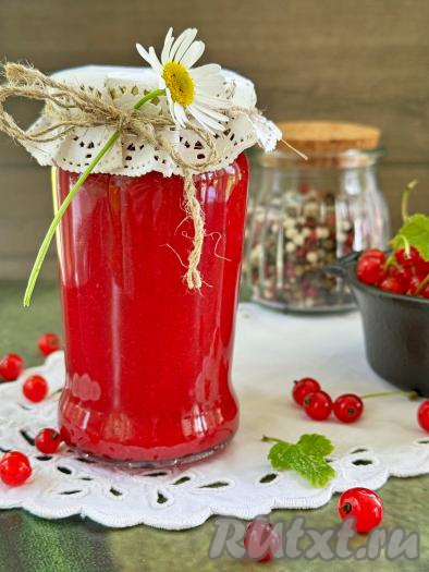 Зимой в меру острый, яркий, вкусный, ароматный соус, приготовленный из красной смородины с чесноком, станет отличным дополнением к мясу.