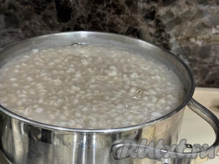 Поставить кастрюлю с перловкой на огонь, после закипания воды перемешать крупу. Уменьшить огонь до минимума, отварить перловку до готовности (до мягкости перловки, ориентировочно в течение 45-50 минут).