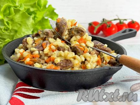 Куриные сердечки с перловкой на сковороде