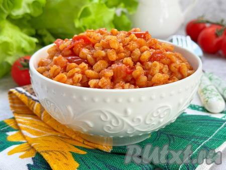 Аппетитную, вкусную перловку, тушёную в томатном соусе, в горячем виде подать к столу. Это блюдо станет отличным гарниром к птице, мясу, рыбе.