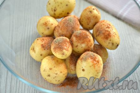 Перекладываем молодую картошку в миску, всыпаем соль и специи по вкусу (в качестве специй я решила добавить чёрный молотый перец и 2 щепотки паприки).&nbsp;