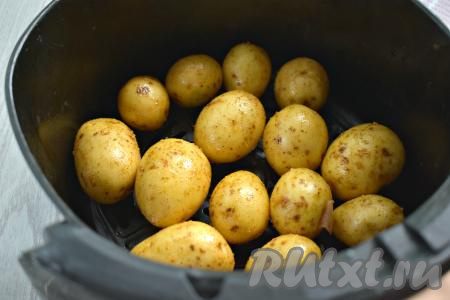 Молодой картофель в кожуре, покрытый маслом и специями, выкладываем в один слой в чашу аэрогриля. Чашу с картошкой отправляем в аэрогриль.