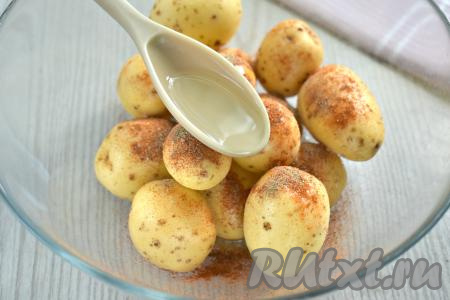 Сюда же вливаем 2 столовых ложки растительного масла.