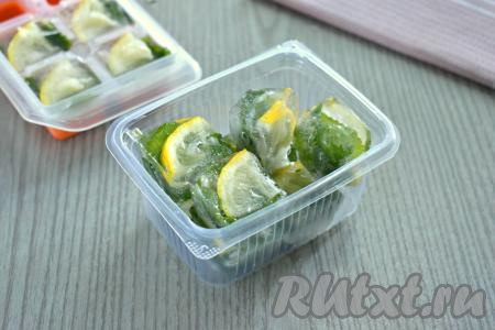 Замороженные кубики льда с мелиссой и лимоном также перекладываем в пластиковые контейнеры, закрываем крышками (или в пакеты для заморозки с застёжкой, или в обычные целлофановые пакеты)&nbsp;и тоже отправляем на хранение в морозилку.