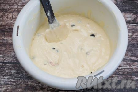 Аккуратно вмешать смородину, равномерно распределяя ягоды с помощью лопатки (или столовой ложки) по всему тесту.