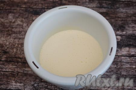 На максимальных оборотах миксера взбить яйца с сахаром в течение 6-7 минут. Яичная масса в процессе взбивания должна стать более светлой, увеличиться в объёме.