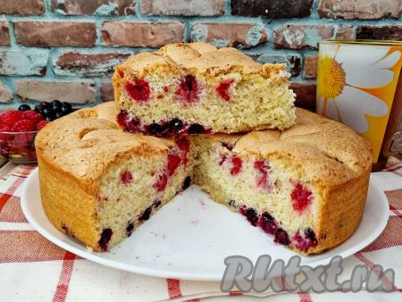 Шарлотка с чёрной смородиной и малиной