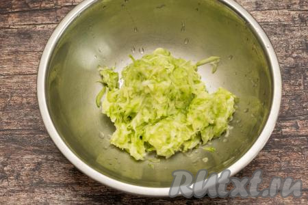 По прошествии 10 минут отжать кабачок от сока. Я отжимаю руками, беру немного кабачка в ладонь, сжимаю, хорошо отжимая лишний сок. Выделившийся сок нам не понадобится. Кабачковую массу, отжатую от сока, выложить в миску.