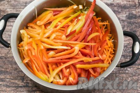 Выложить перец в кастрюлю с кабачками и морковкой.