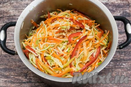 Влить в кастрюлю уксус, растительное масло, всыпать соль и сахар. Хорошо перемешать овощи. Накрыть кастрюлю крышкой и оставить овощи на 2 часа, чтобы они дали достаточно сока. Каждые 30 минут я аккуратно перемешивала овощи. В процессе маринования и кабачки, и морковь, и перец стали эластичными, выделили достаточно большое количество жидкости. Постепенно они полностью были покрыты выделившимся из них соком.