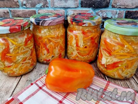 Затем банки аккуратно, чтобы не ошпариться, достать из кастрюли, сразу же закрутить (или закатать) крышками. Банки поставить вверх дном, укутать в одеяло и оставить в таком виде до полного остывания.