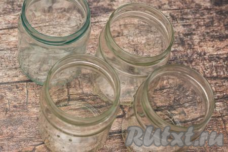 Пока кабачки по-корейски маринуются с перцем и морковью в собственном соку, можно заняться банками и крышками. Для этой заготовки потребуется 4 банки объёмом по 500 миллилитров каждая. Банки хорошо промыть с содой и простерилизовать удобным вам способом. Крышки прокипятить в течение 3 минут с момента закипания воды. Стерильные банки накрыть прокипячёнными крышками. Банки я чаще всего стерилизую в микроволновке, это очень быстро и удобно. Для этого в чайнике я кипячу 400 миллилитров воды. В чисто вымытые банки вливаю примерно по 100 миллилитров кипящей воды, после этого аккуратно переставляю баночки в микроволновку. Включаю микроволновку на максимальную мощность, стерилизую банки 3 минуты, затем достаю, воду сливаю. Накрываю простерилизованные банки прокипячёнными крышками.