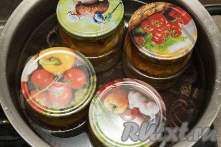 Дно достаточно объёмной кастрюли (я взяла кастрюлю объёмом 6,5 литров) застелить полотенцем (или тряпочкой, сложенной в 2-3 раза). В кастрюлю с застеленным дном поставить банки с заготовкой, прикрытые крышками. Дно кастрюли застилается для того, чтобы банки не лопнули в процессе стерилизации. Влить в кастрюлю столько горячей воды, чтобы она доходила до "плечиков" банок. Кастрюлю с банками поставить на огонь выше среднего. После закипания воды в кастрюле, уменьшить огонь, стерилизовать банки с овощным салатом 20 минут.