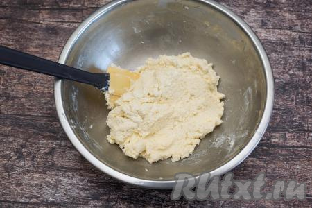 Итоговое тесто для сырников должно получиться комковатым, липким, но при этом хорошо держащим форму, если сжать его в ладони. Для того чтобы сырники получились нежными, воздушными, не нужно добавлять в тесто лишнюю муку, как только добились требуемой консистенции теста, значит муки достаточно. Количество муки, которое придётся добавить, может немного отличаться от указанного в ингредиентах, ведь влажность творога и размер яйца могут быть разными.