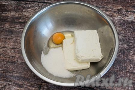 В миску выложить творог и сырое яйцо, всыпать сахар. Я добавляю в тесто 2,5 столовых ложки сахара, сырники получаются в меру сладкими. Если вы любите сладкие блюда, тогда добавьте немного больше сахара.