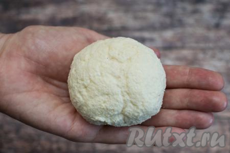 Аналогично подвернуть оставшиеся две стороны творожной лепёшки над начинкой, затем придать сырнику округлую форму. Так как тесто достаточно липкое, формировать сырники нужно руками, смоченными водой.