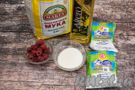 Подготовить продукты для приготовления сырников с малиной. Малину можно взять как свежую, так и замороженную. Свежие ягоды нужно будет промыть водой, разложить на бумажном полотенце, чтоб они обсохли. Замороженную малину, на которой практически нет льда, можно не размораживать. Эти сырники можно готовить из творога любой жирности (я использовала творог жирностью 5%).