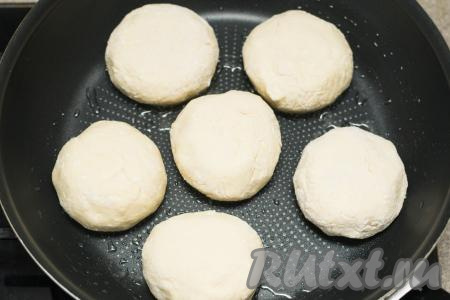 Когда все сырники будут сформированы, можно приступать к жарке. Сковороду хорошо разогреть с добавлением растительного масла. Выложить на разогретую сковороду сырники. Жарить на среднем огне минуты 2-3 (до подрумянивания снизу).