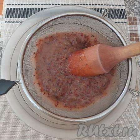 Взять достаточно глубокую миску, поверх неё поставить сито. Частями выкладывать в сито пюре из крыжовника и перетирать его через сито в миску. В итоге в миске будет пюре, протёртое от шкурок и косточек. А в сите останется жмых.