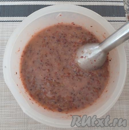 С помощью погружного блендера измельчить крыжовник до однородности.