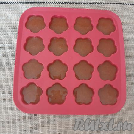 Пюре из крыжовника, смешанное с сахаром, разложить по маленьким силиконовым формочкам. Я использовала формочки для конфет и льда.