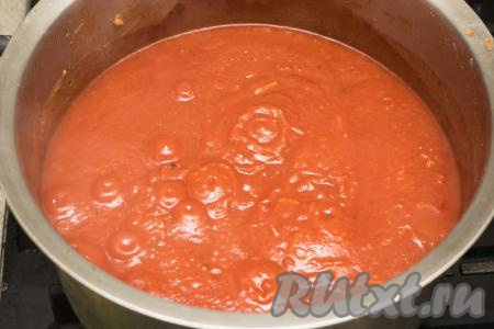 Кастрюлю с кетчупом из кабачков и лука с томатной пастой поставить на средний огонь. Периодически перемешивая, довести до кипения. Уменьшить огонь до минимума, накрыть кастрюлю крышкой и варить кетчуп, периодически перемешивая, 20 минут.