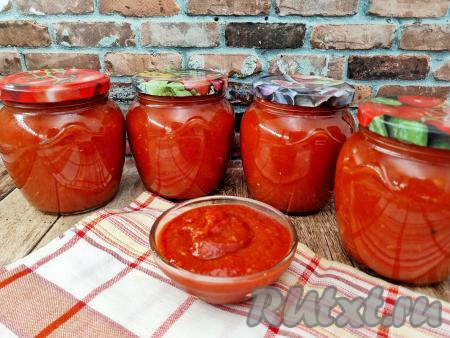 Зимой яркий, ароматный, достаточно густой кетчуп, приготовленный из кабачков и лука с томатной пастой, послужит отличным дополнением ко многим блюдам. Его можно использовать в качестве соуса для пиццы, для тушения мяса, подать к отбивным или просто намазать на кусочек хлеба. Моей семье эта вкусная заготовка очень нравится, советую и вам её попробовать!