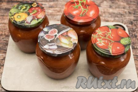 Банки с кетчупом, не переворачивая, укутать в одеяло и оставить до полного остывания. Когда банки полностью остынут до комнатной температуры (на это требуются обычно сутки), можно их убирать на хранение в тёмное прохладное место (лучше всего в кладовку, подвал или погреб). Из предложенного количества ингредиентов у меня получились 4 банки объёмом по 500 миллилитров и немного кабачкового кетчупа осталось на пробу.