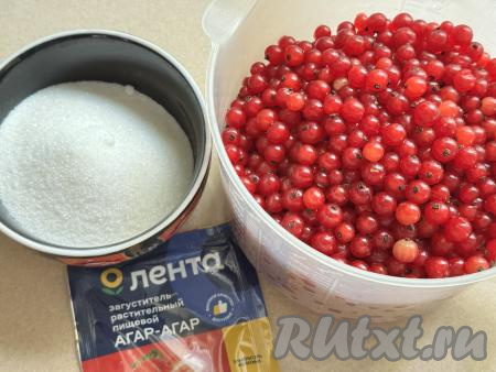 Красную смородину отделить от веточек, убрать подпорченные ягоды. Тщательно промыть смородину водой, дать стечь лишней воде с ягод. 500 грамм красной смородины поместить в посуду, в которой удобно будет пюрировать погружным блендером.
