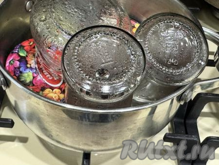 Заранее прокипятить крышки в воде в течение 3 минут с момента закипания воды,  простерилизовать банки любым способом. Простерилизованные банки прикрыть прокипячёнными крышками. Я взяла 2 банки объёмом по 200 миллилитров каждая и 1 банку ёмкостью 120 миллилитров.