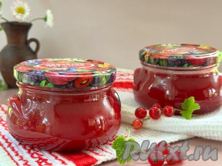 Баночки с готовой заготовкой, не переворачивая, завернуть в одеяло и оставить до полного остывания. Остывшие банки хранить в прохладном тёмном месте.