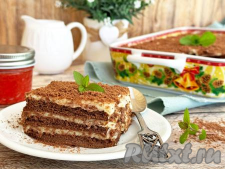 Торт, приготовленный из шоколадного печенья, получается нежным, хорошо пропитанным заварным кремом. Он отлично режется на части. Этот десерт, приготовленный без выпечки, станет отличным дополнением и к чаю, и к кофе.